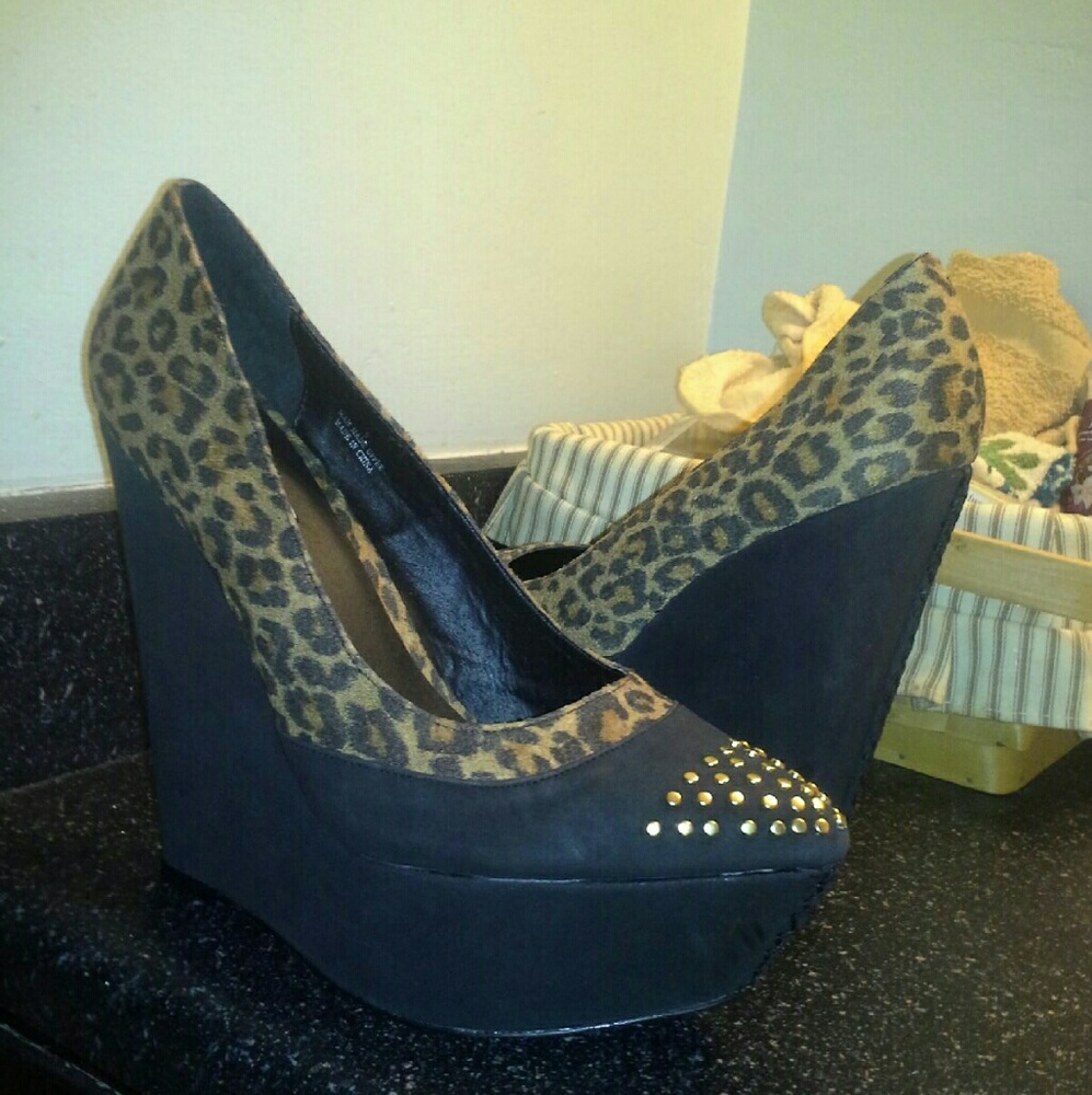 ANIMAL PRINT STUD TOE WEDGES